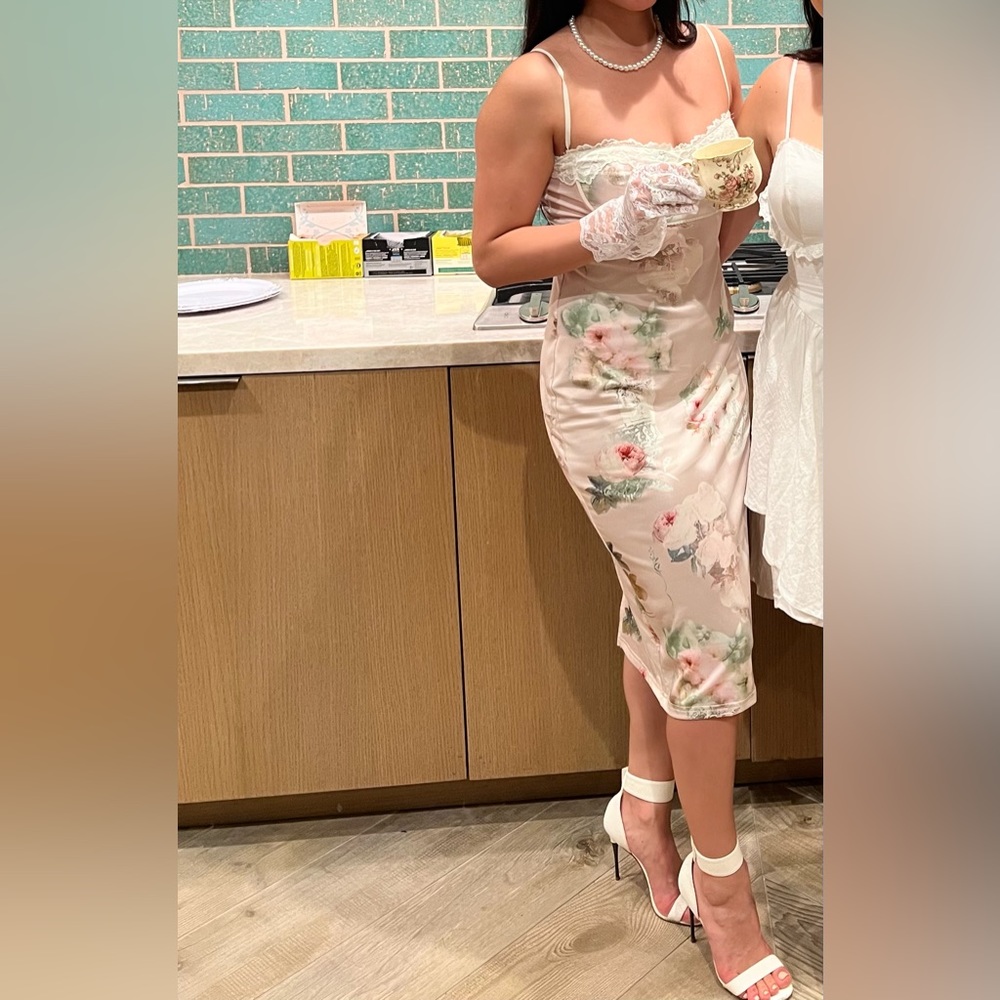 Flowery mid dress. - Picture 2 of 2